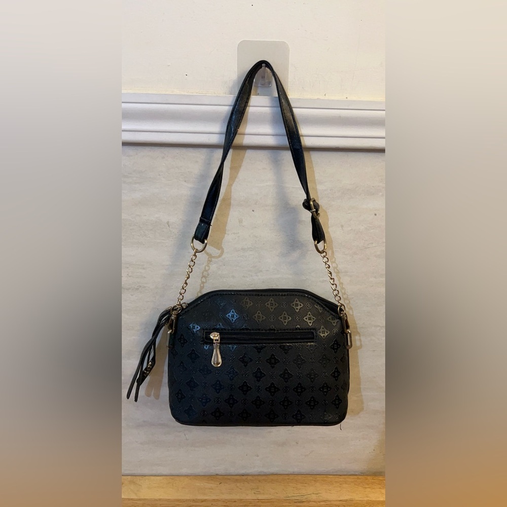 FINON Elegant Black Shoulder Bag with Gold Chain Accent - Picture 2 of 12